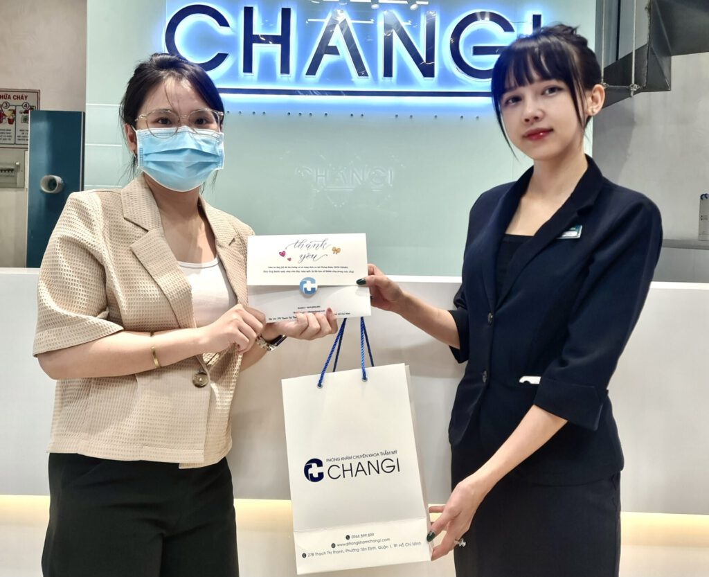 Khách hàng nhận quà vòng quay may mắn