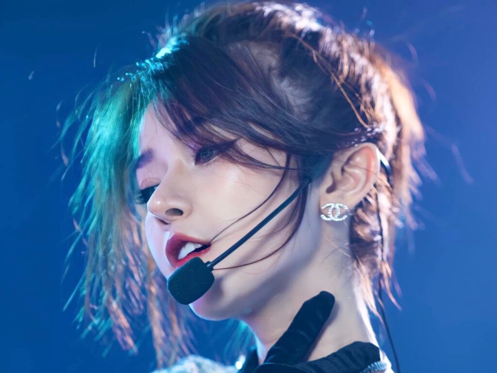 Ca sĩ Woni có dáng tai vểnh đáng yêu