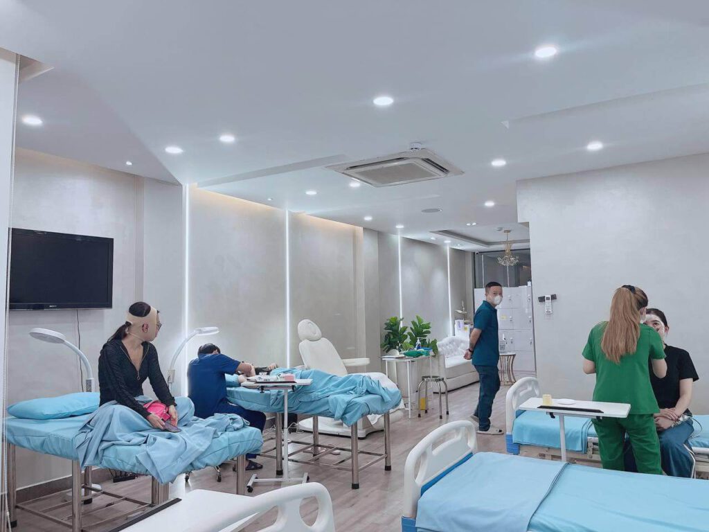 Sau khi phẫu thuật tạo hình tai vểnh sẽ được chăm sóc kỹ lưỡng