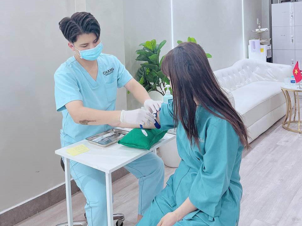 Thăm khám sức khỏe trước khi phẫu thuật tạo hình tai vểnh