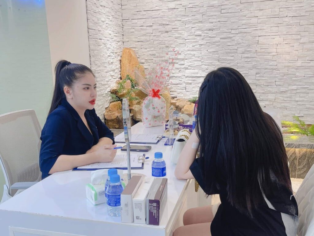 Tư vấn trước khi phẫu thuật tạo hình tai vểnh