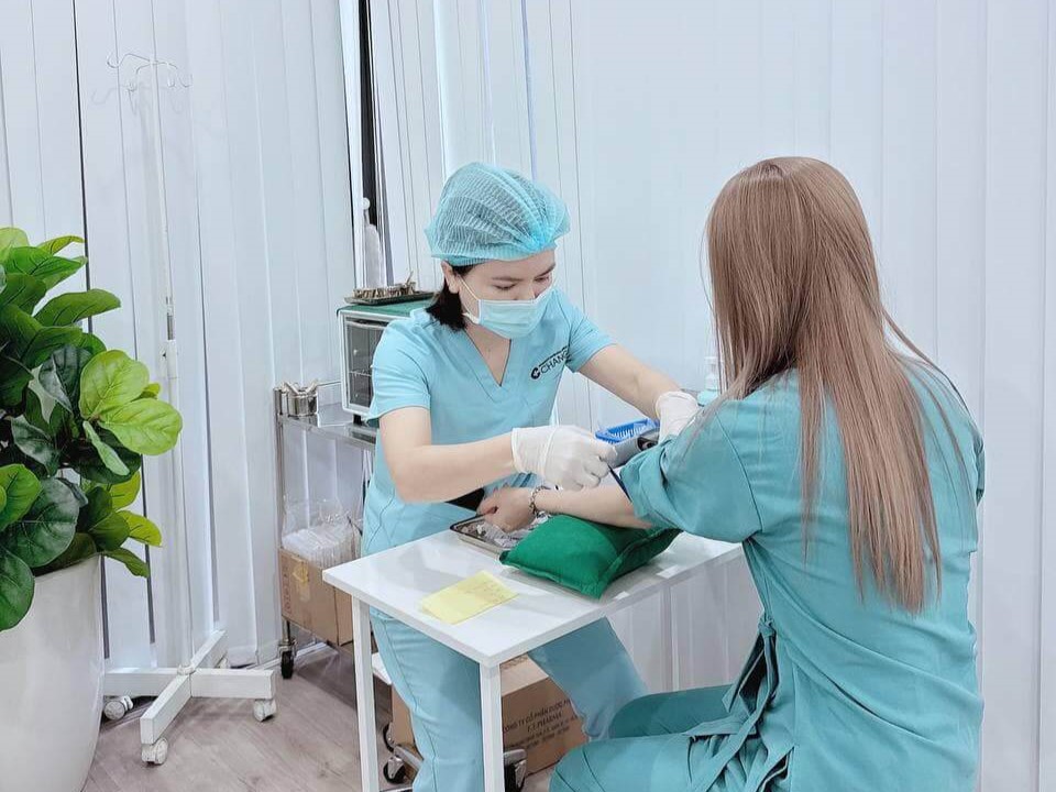 Bạn sẽ được test máu trước khi căng da mini plus