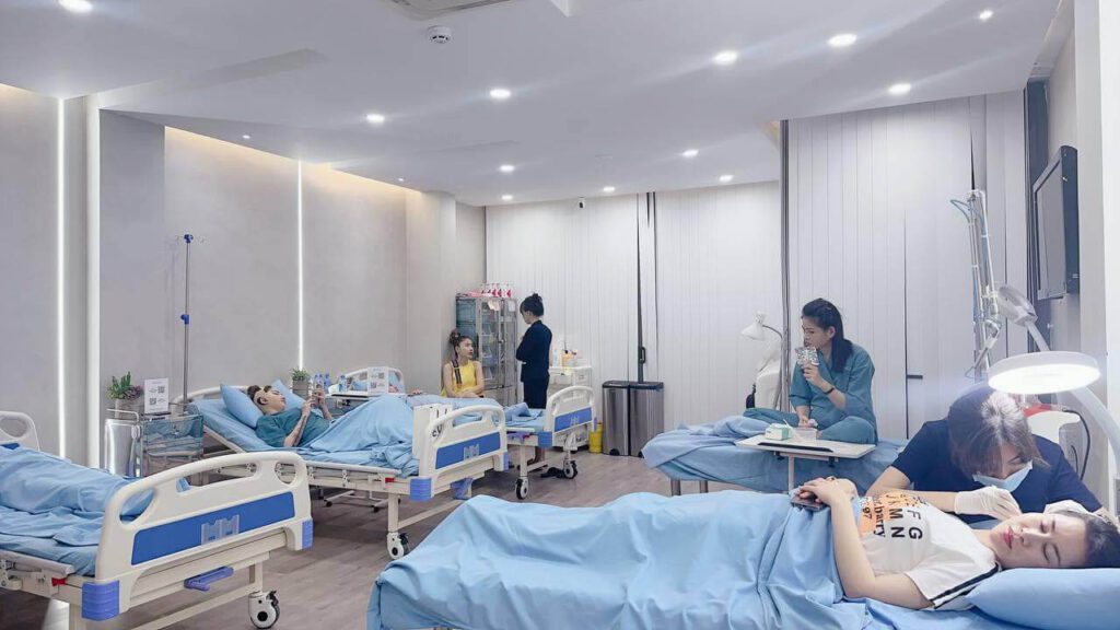 Khách hàng sẽ được chăm sóc sau phẫu thuật tận tình