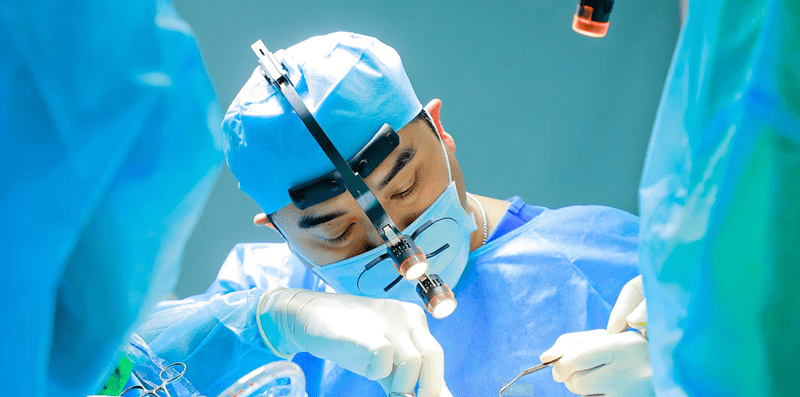 Biến chứng mở góc mắt có thể xuất phát từ nguyên nhân tay nghề bác sĩ