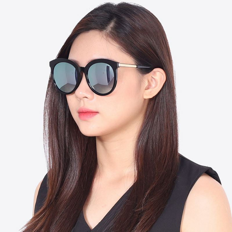 Đeo kính râm chống UV khi ra ngoài