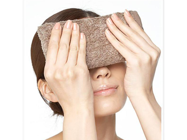 Chườm lạnh mắt để nhanh chóng giảm sưng, phù nề