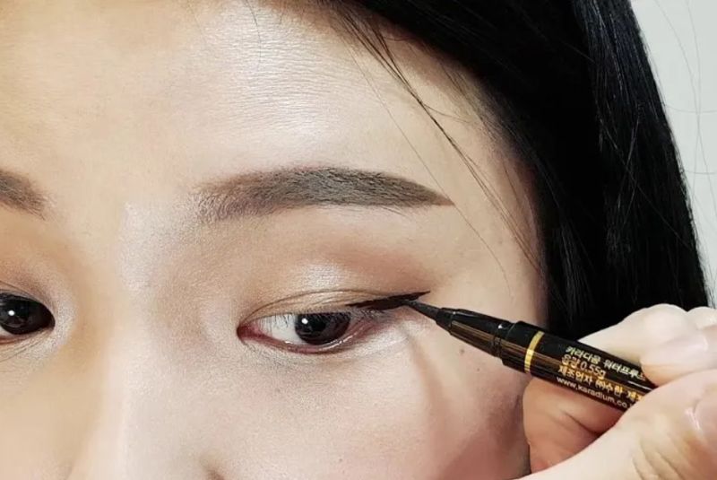 Kẻ Eyeliner giúp che được khuyết điểm mắt xếch
