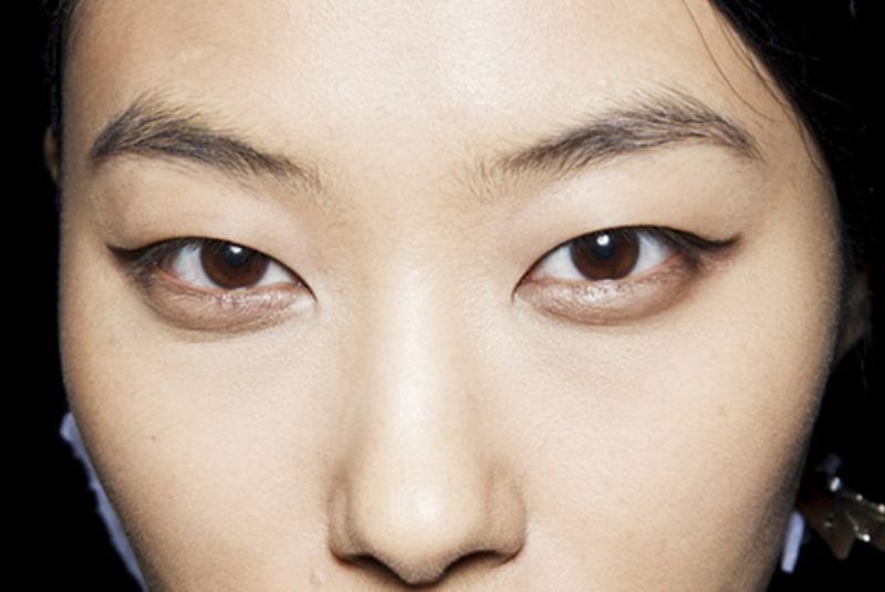 Dáng mắt xếch lên trông dữ tợn, khó gần