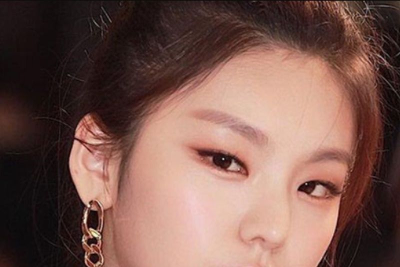 Dáng mặt có một bên mắt bị xếch không cân đối