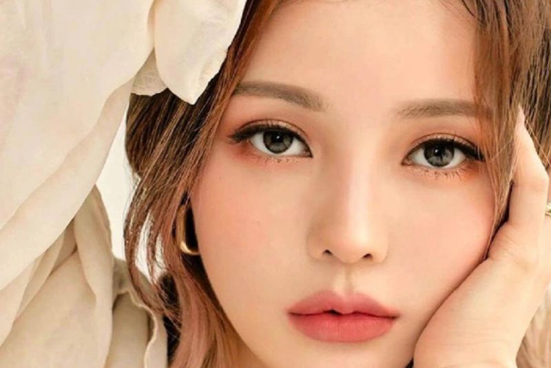 Mắt phượng hẹp và dài, hơi xếch nhưng có độ uốn lượn mềm mại, dịu dàng, quyến rũ hơn mắt xếch