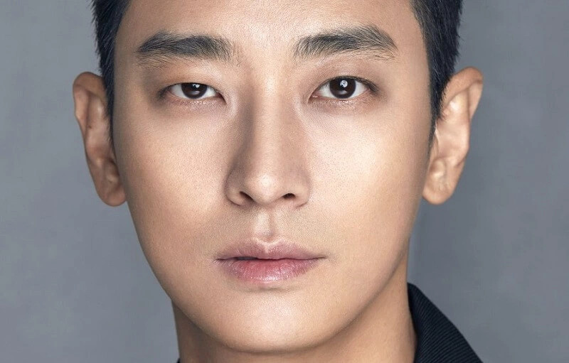 Mắt phải to, mắt trái nhỏ khiến khuôn mặt nhìn “dữ”