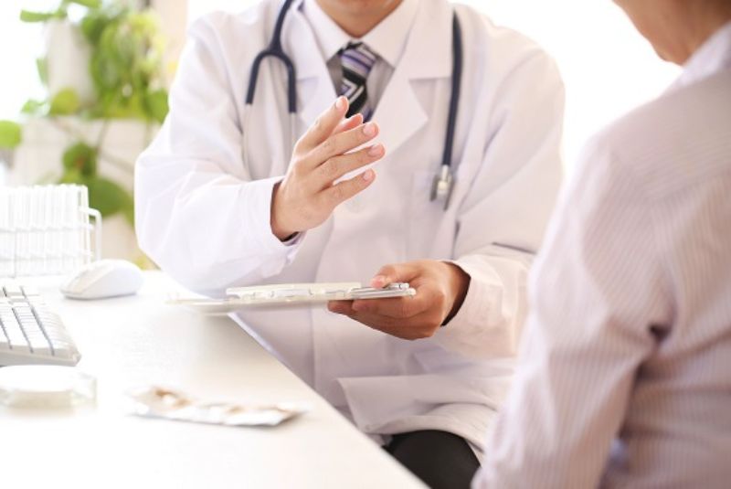 Nên thăm khám sức khỏe để chọn phương án hạ mắt xếch phù hợp